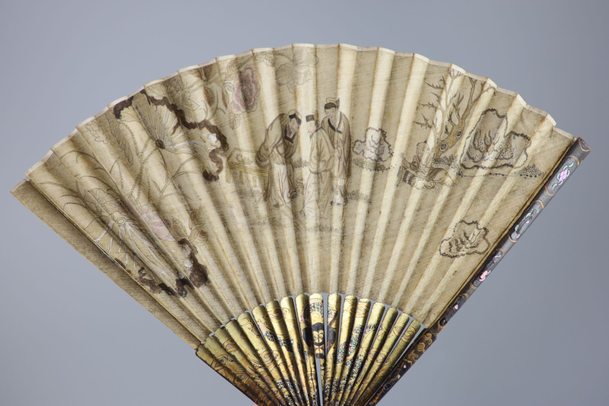 An English painted paper and lacquer fan, late 18th century and a 19th century Chinese embroidered silk purse